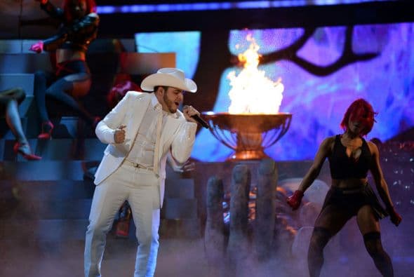 Con fuego, nos cantó su tema que nos enamoró.