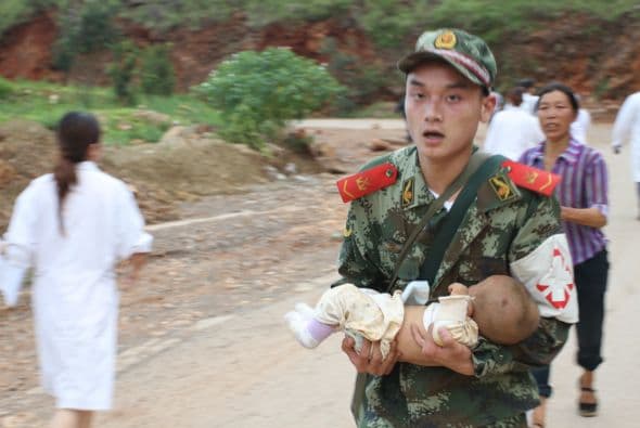 El suroeste de China, situado entre las placas tectónicas Euroasiática e India, es propenso a los sismos.