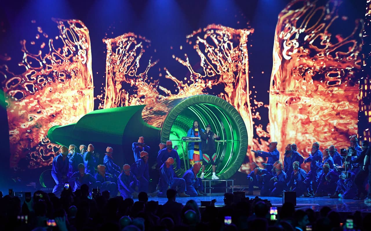 Otro número que puso a bailar a los asistentes corrió a cargo de Nicky Jam, J Balvin y Steve Aoki con el tema 'Jaleo'.