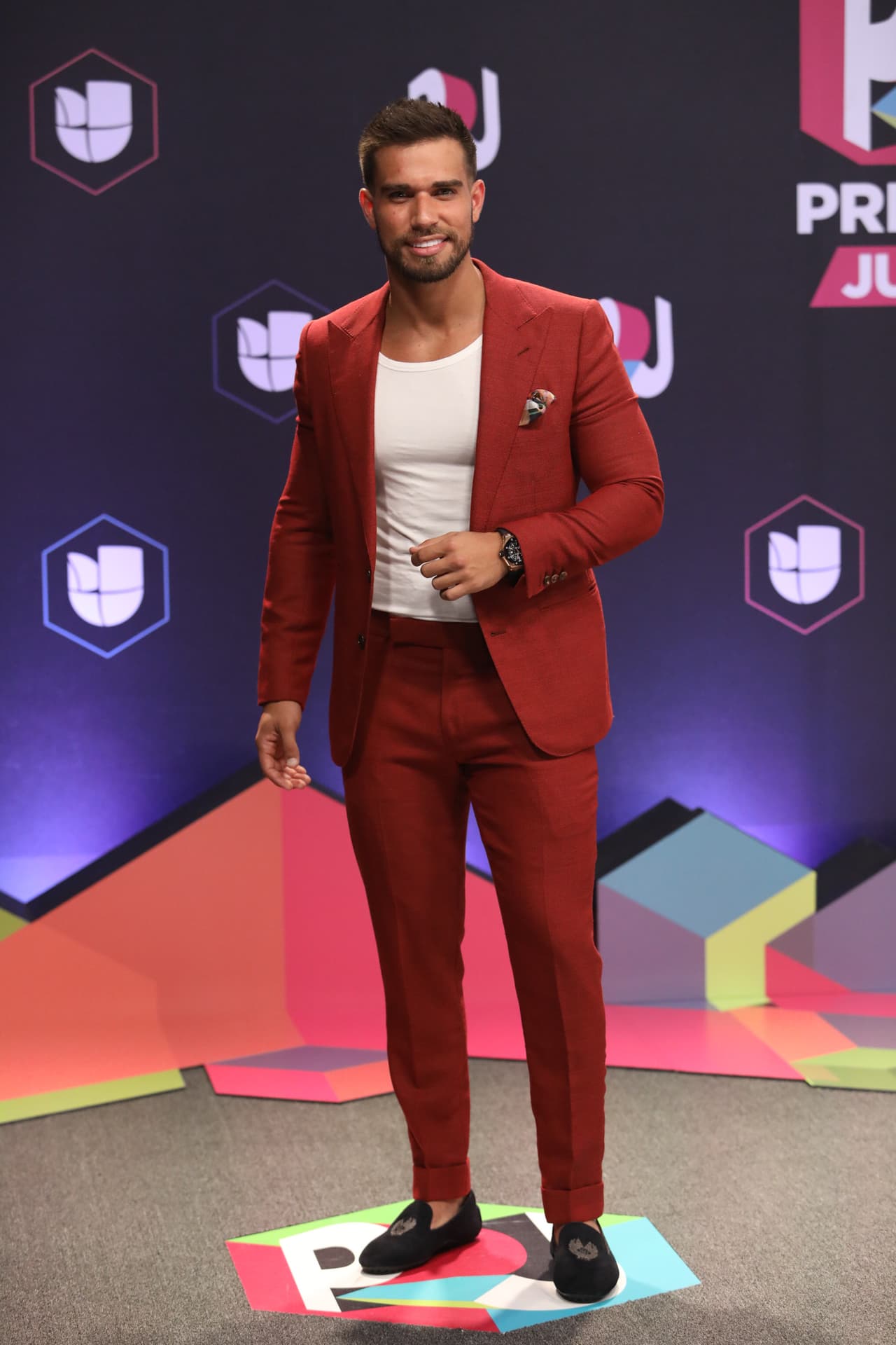 El rojo fue la elección de varios galanes que asistieron a la gala. En el caso del entrenador Darian Álvarez, el único problema fue el fit del traje que es demasiado ajustado para su musculosa figura.