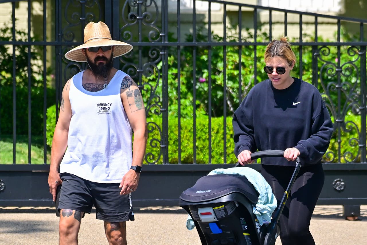 En abril de 2022, el actor y su pareja, la actriz Mia Goth, con quien ha tenido una intermitente relación, abrieron su corazón y hogar a su bebé. Por el momento, no se ha confirmado si son padres de una niña o un niño.