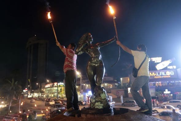 Con antorchas en mano caminaron por las principales calles de Acapulco.