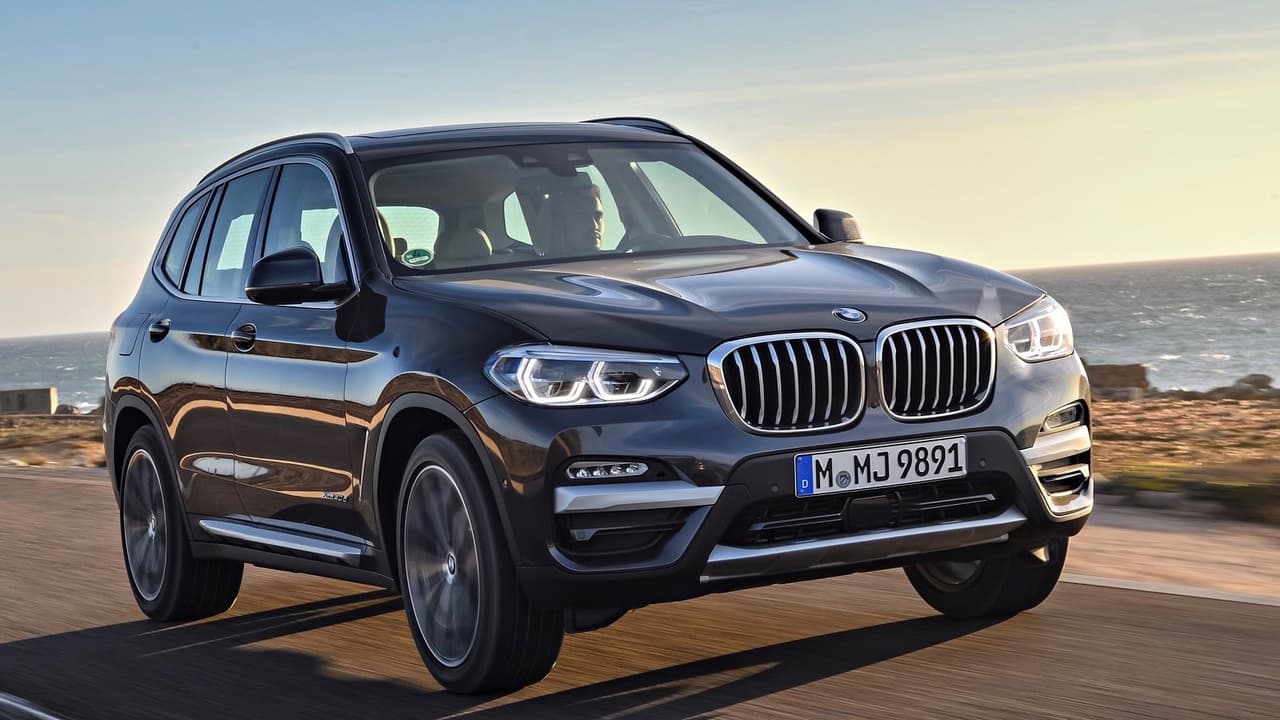 <h3 class="cms-h3-H3">Mejor SUV compacta de lujo de 2018: BMW X3.</h3>
<br>
<br>Quienes que compren está camioneta por estar a la moda estarán bien servidos por un 
<b>vehículo excepcional</b> al que Consumer Reports describe como "placer de conducir, gracias a su comodidad, tecnología de punta y utilidad en un paquete atractivo". La publicación elogió la 
<b>potencia sin esfuerzo</b> disponible cada vez que se aprieta el acelerador, aún con el 4 cilindros turbo básico. Su maniobrabilidad precisa y deportiva invita a buscar las vías con más curvas.