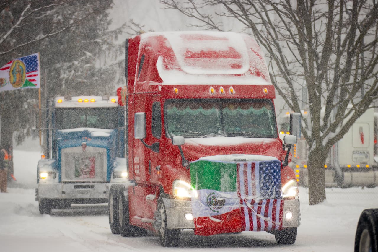 Decenas de traileros decoraron sus vehículos con flores, luces e imágenes de la
<a href="https://www.univision.com/local/chicago-wgbo/virgen-guadalupe-cerrito-tepeyac-des-plaines-imagen-santuario-fotos" target="_blank">Virgen de Guadalupe</a>. Entre ellos estaba Samuel, quien llevaba en su camión una fotografía especial: la de su hermano Fabián.