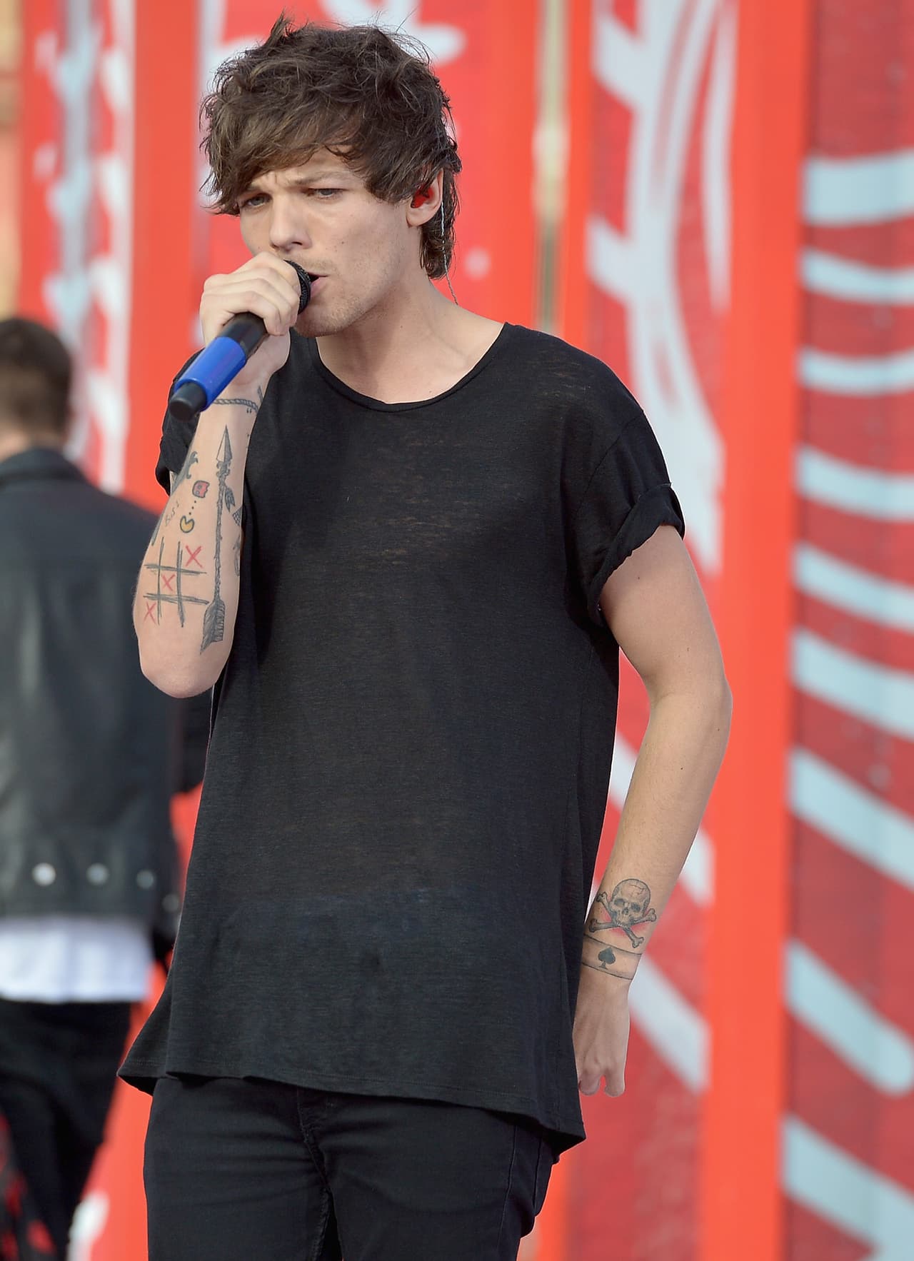 Aunque si eres más clásico, no debes olvidar la famosa t shirt negra.