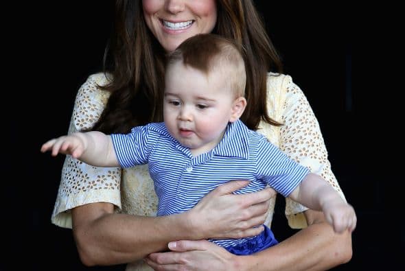 Después le tocó el turno a mami Kate de cargarlo.Más videos de Chismes aquí.