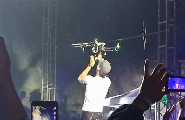 El cantante se hirió los dedos con uno de los drones utilizados para grabar aspectos de la gira y la sangre comenzó a brotar.