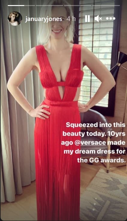 January Jones, quien ganó en el año 2010 el Golden Globe a Mejor Actriz en Serie de Drama por 'Mad men', también optó por recordar una pieza de antaño. 
<br>