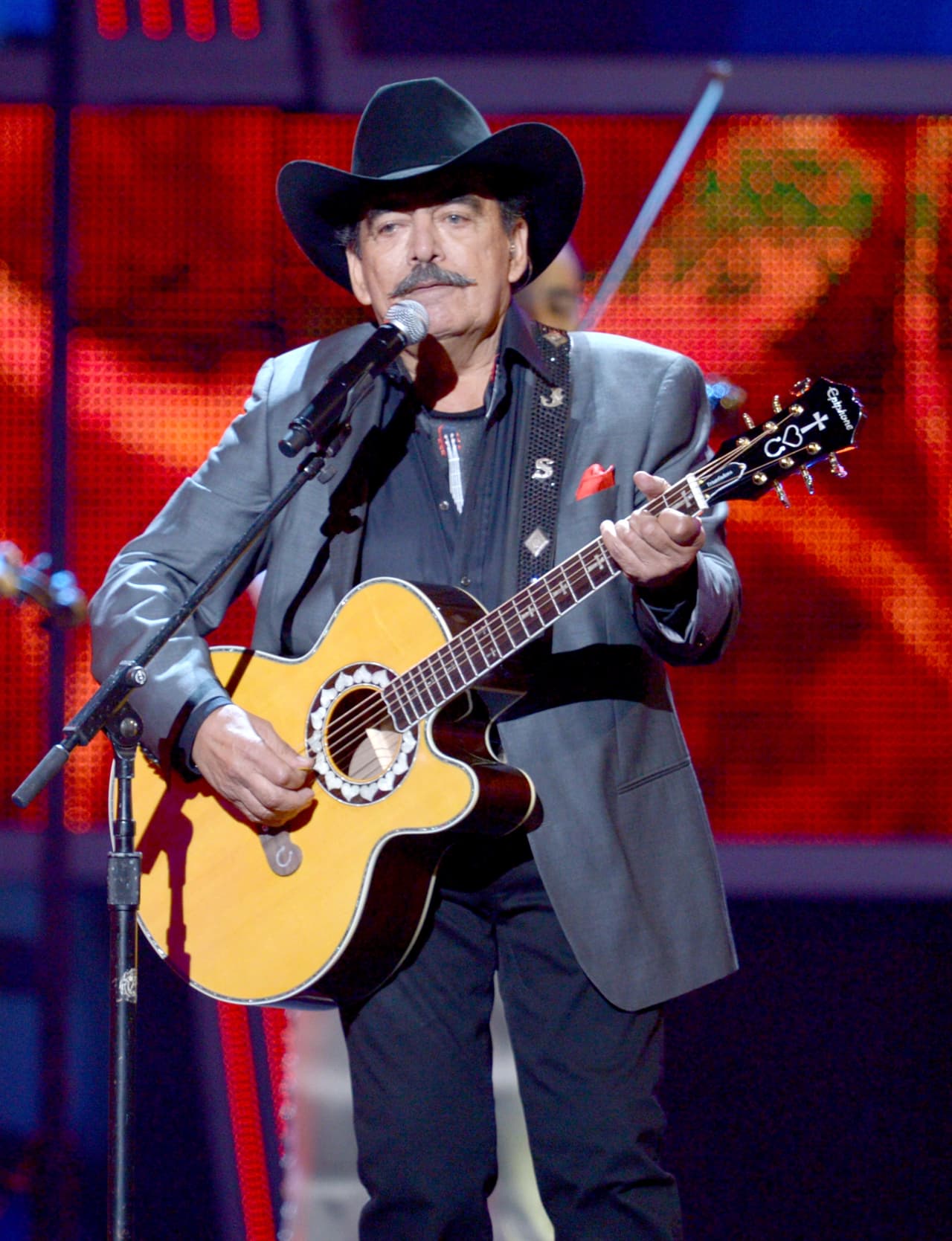 Joan Sebastian dejó un catálogo de más de mil canciones escritas. En el escenario de Latin GRAMMY cantó algunos de estos temas, como 'Eso y Más' y 'Más Allá del Sol' en 2006.