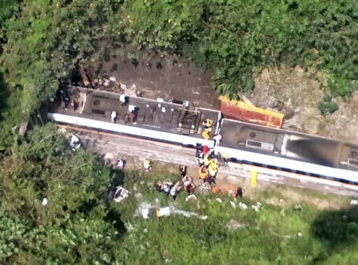 Imagen aérea del accidente, en la que se aprecia un vagón parcialmente descarilado y con una parte dentro del túnel.