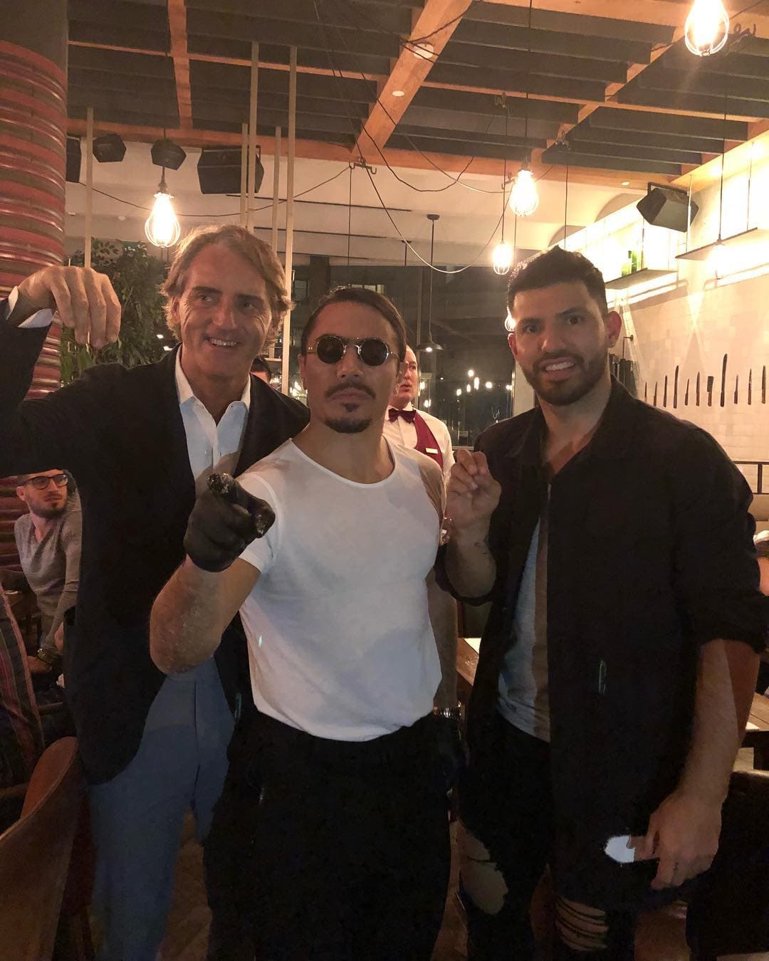 El argentino Sergio 'Kun' Agüero y el italiano Roberto Mancini, en una visita y cena muy especial.