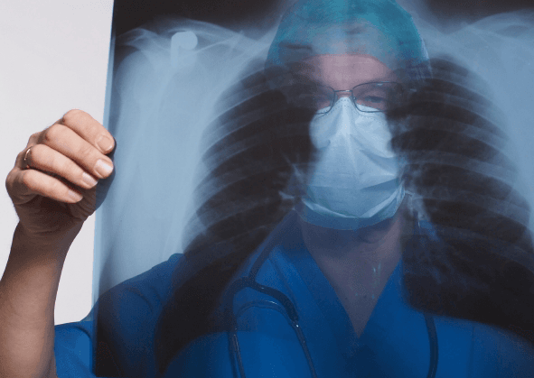 "Hay un tipo de asma que le da a los niños cuando van a hacer ejercicio por lo que se recomienda que usen un inhalador unos 30 minutos antes de los deportes", aconsejó el especialista.