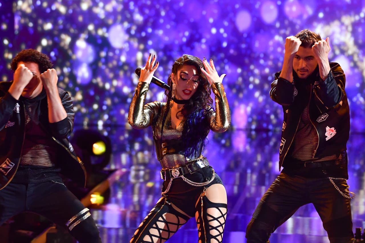 <a href="https://www.univision.com/shows/reina-de-la-cancion/bailar-mientras-canta-llena-de-halagos-a-vikina-tras-su-interpretacion-de-chantaje-video" target="_blank">En esta ocasión le correspondió bailar y cantar 'Chantaje', éxito de Shakira y Maluma</a>. Después de su presentación, los cuatro jueces (la invitada de esa noche fue Natalia Jiménez) la llenaron de halagos porque, aseguraron, no es fácil cantar mientras ejecutas una complicada coreografía.