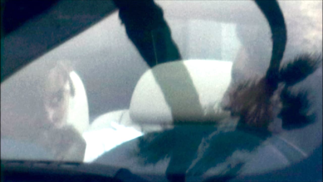 Al interior del auto, la joven fue captada besando la mano de Alejandro.