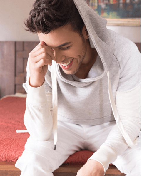 ¡Sí travieso, ya te cachamos que derramas miel por tu bella novia!