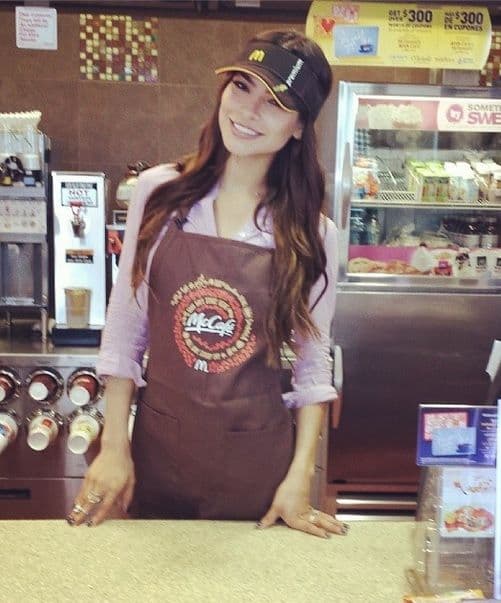 La hermosa y talentosa Alejandra Espinoza siempre ha sido una mujer humilde que gusta de ayudar a su comunidad y poner bien en alto a los latinos. Sin duda es un ejemplo a seguir.