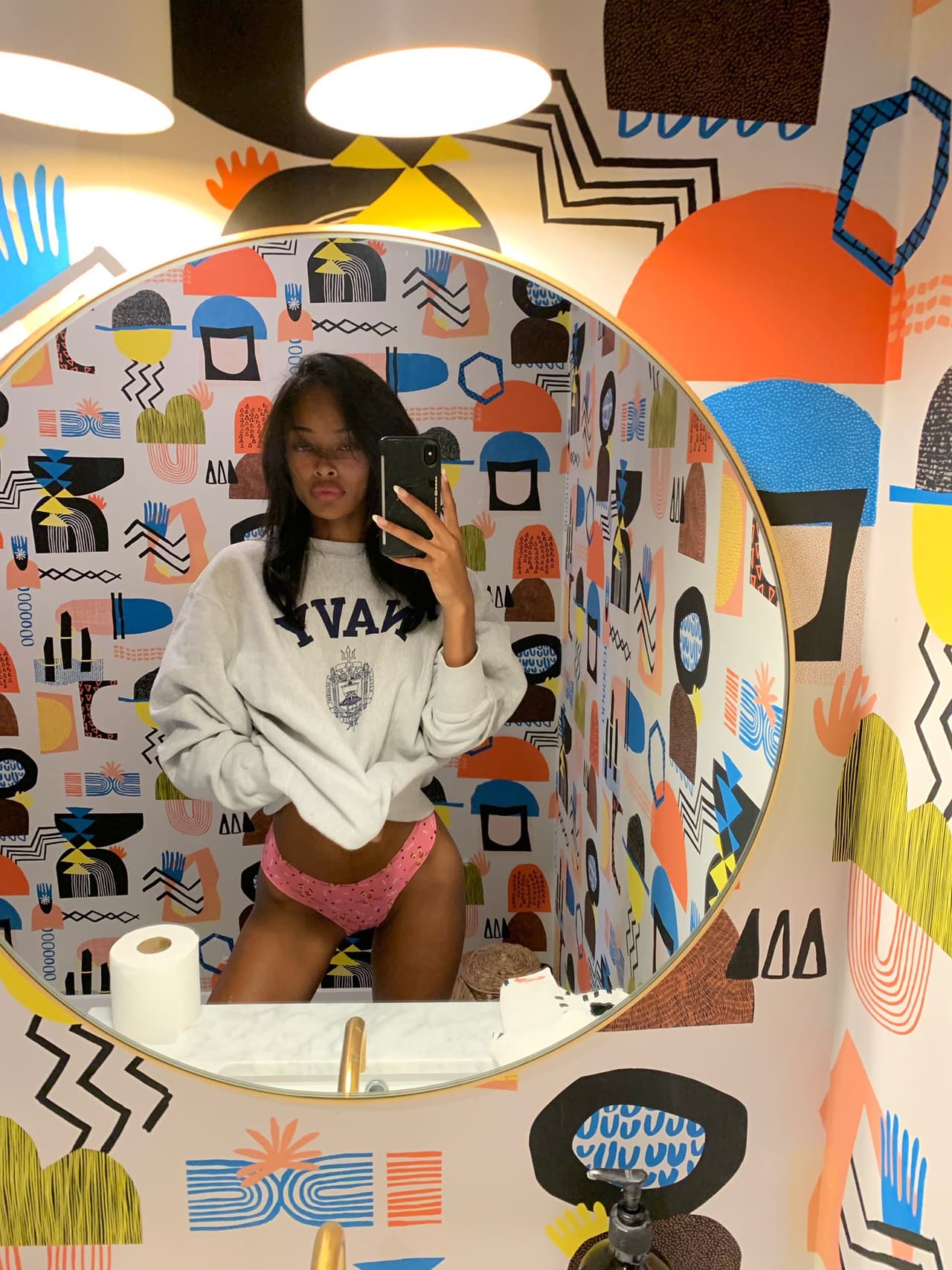 También asistió a su controvertido servicio dominical en Halloween.