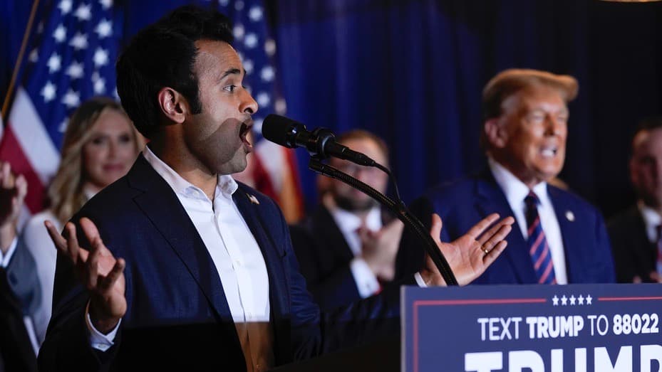 El exprecandidato presidencial republican o Vivek Ramaswamy junto al exresidente Donald Trump.