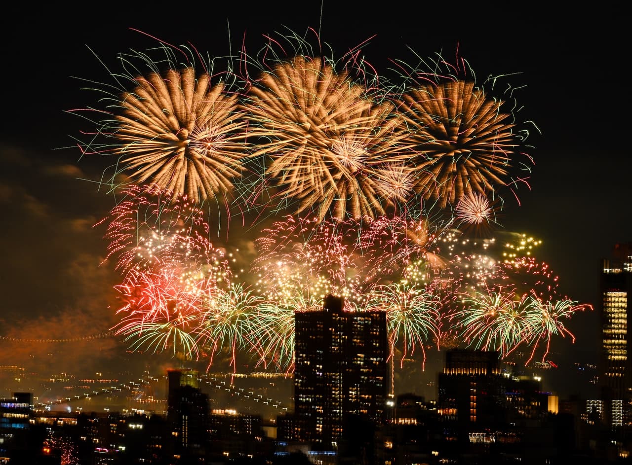 El espectáculo de fuegos artificiales del 4 de julio organizado por Macy’s comenzó a las 9:02 p.m., 23 minutos antes del horario previsto, como medida preventiva ante el riesgo de fuertes tormentas que amenazaban la región.