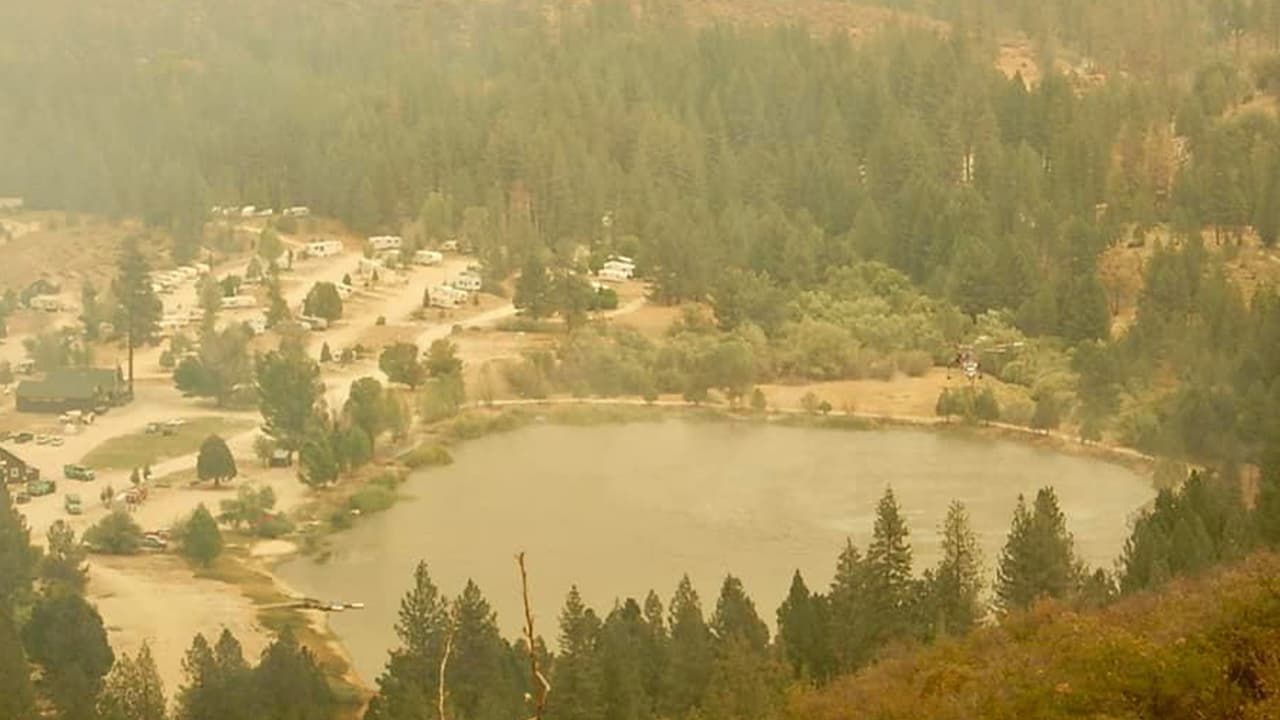 Una densa capa de humo se aprecia desde hace días. La última actualización del incendio compuesto
<b>KNP </b>indica que las llamas se propagaron 1,700 acres duante el domingo. Por el momento
<b>el fuego arrasa con 23 mil acres y su contención es nula. </b>Las condiciones del viento no ayudaron.