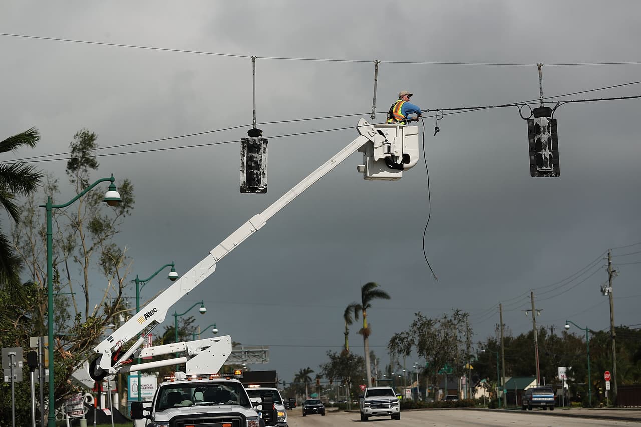 Miles en el sur de Florida pierden servicio de electricidad y muchos más podrían verse afectados por la tormenta tropical Eta