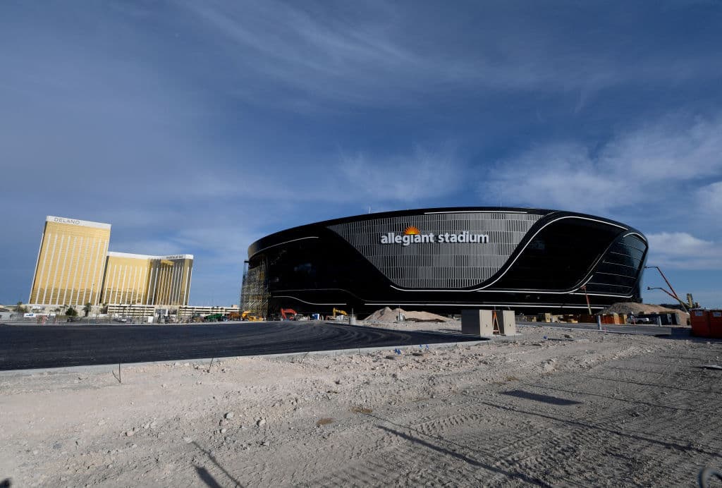 El Allegiant Stadium, nueva casa de Las Vegas Raiders, recibe los últimos detalles para ser estrenado la siguiente temporada de la NFL.