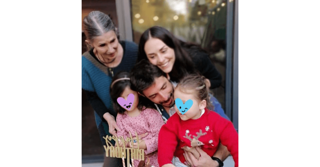 "Nos fuimos todos juntos a filmar esta serie y se convirtió en una experiencia familiar lo que generalmente es una experiencia personal cuando uno se va a trabajar", compartió.
<br>