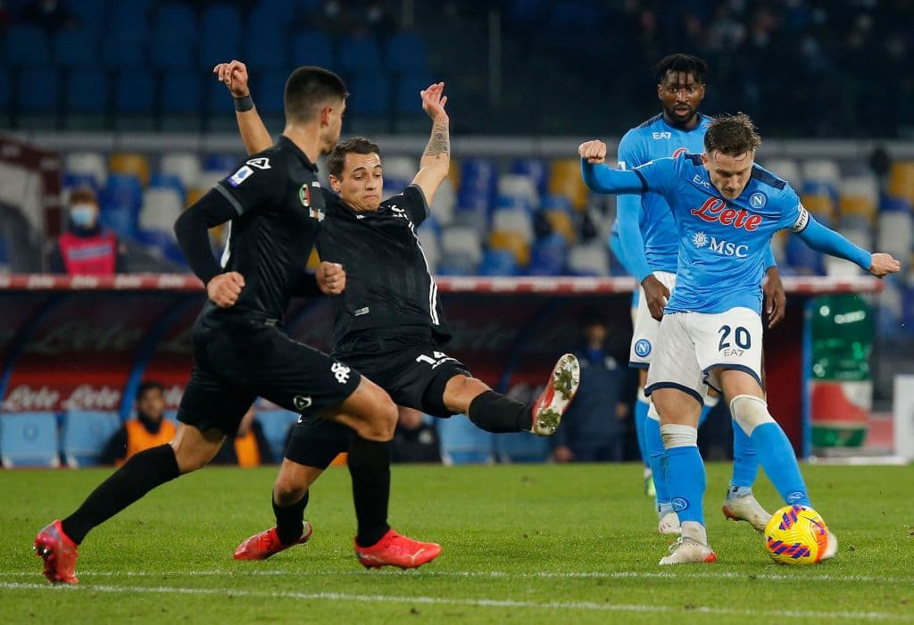 Con un autogol de Juan Jesus al minuto 37 Spezia logra mantener la difrencia y le pegan 0-1 al Napoli y en su estadio.