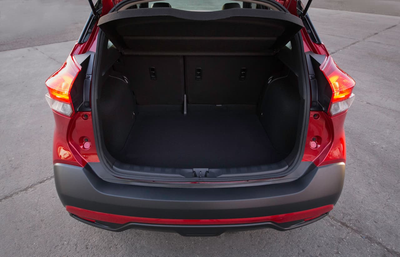 Lo que no le falta a la Nissan Kicks 2018 es espacio. Nissan, que ha convertido al aprovechamiento del espacio de sus vehículos más pequeños en una forma de arte, se anota otro triunfo con la Kicks que cuenta con un espacio de carga de 
<b>25.3 pies cúbicos</b>, más del doble de los míseros 11 pies cúbicos que ofrecía la Juke.