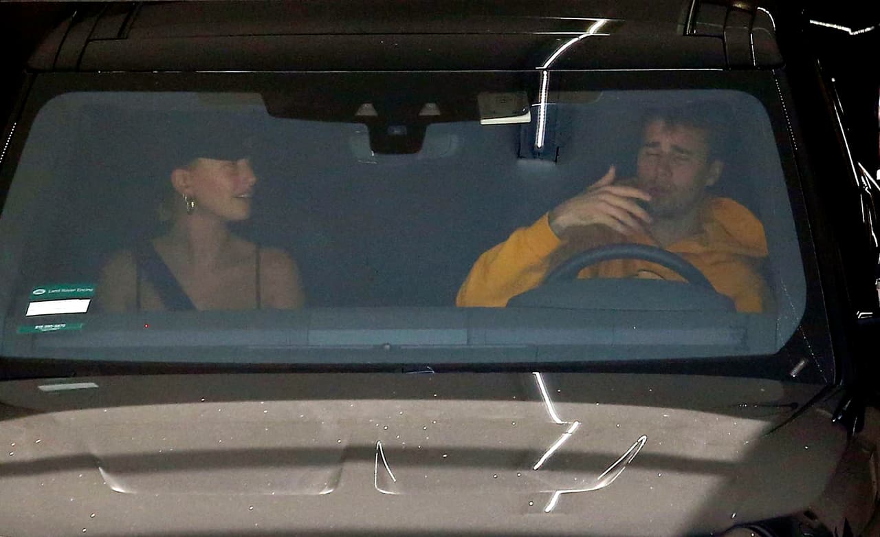 El artista parecía explicar punto por punto lo que le inquietaba, sin ser interrumpido por la mujer que ha jurado amarlo hasta que la muerte los separe.