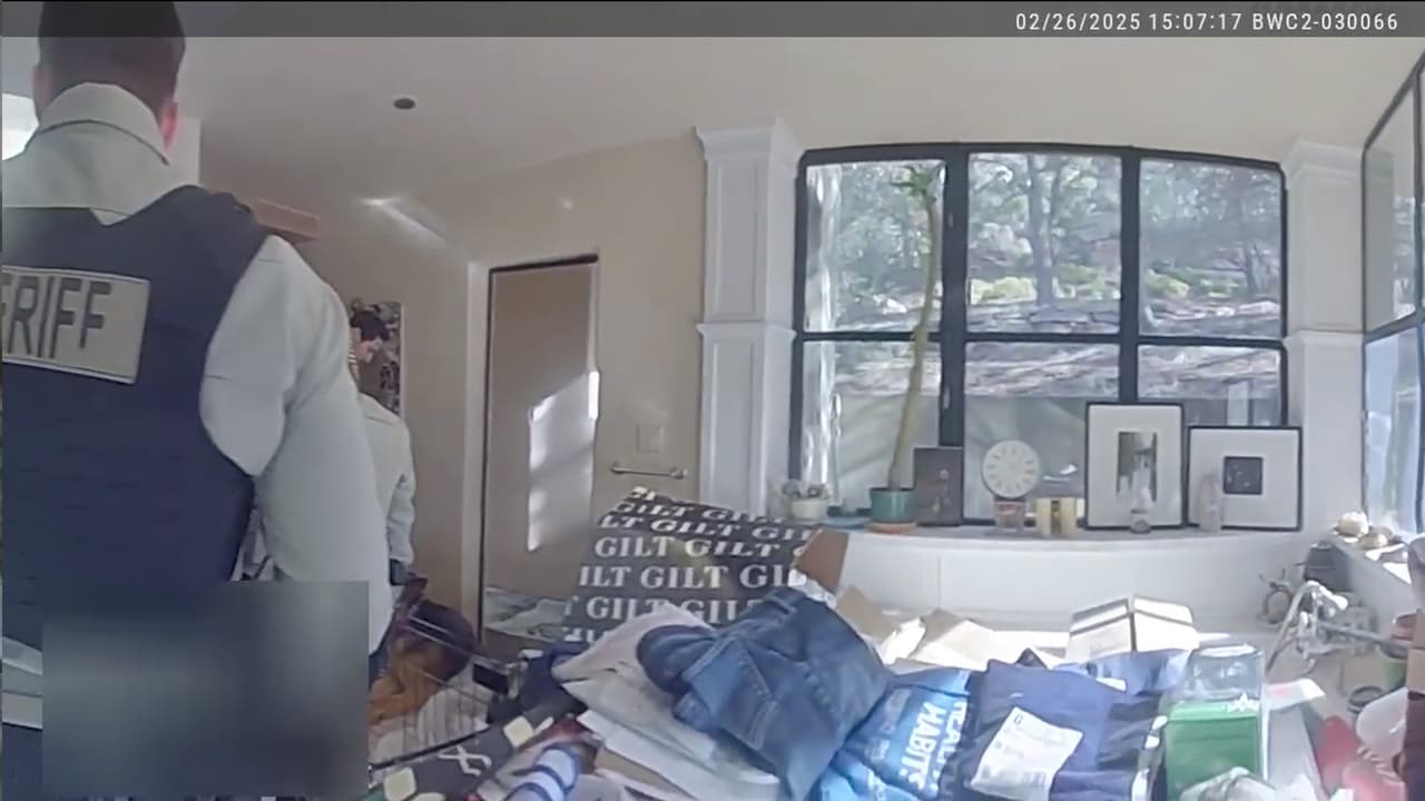 Las fotos muestran acumulación de ropa, frascos de medicamentos, comida, cajas, basura y jaulas de perros dentro de la residencia del actor y su esposa en Nuevo México.