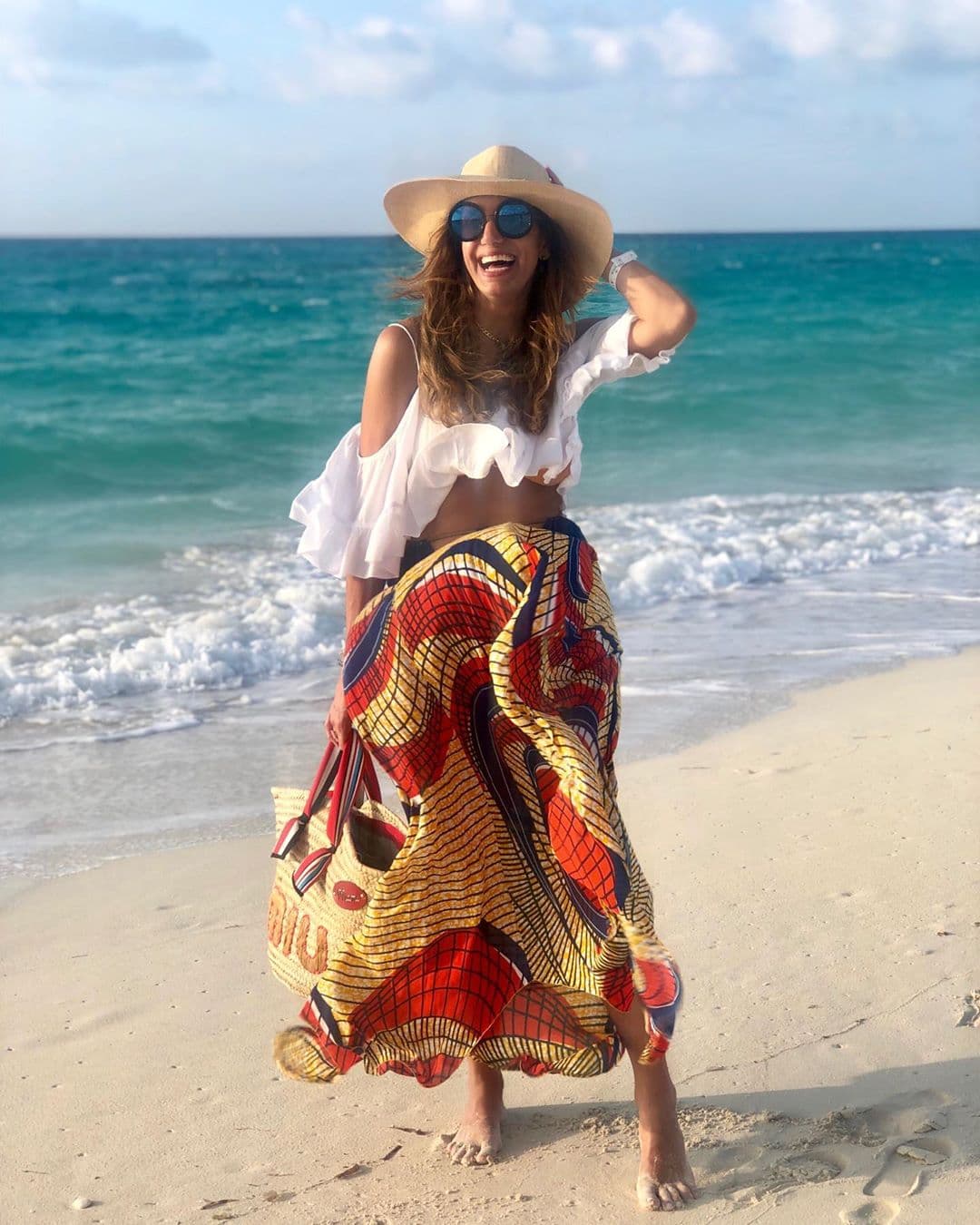 "El mundo es de quien se despierta feliz. Feliz domingo mi gente bella", comentó al pie de esta imagen en donde disfruta de sol, arena y mar.