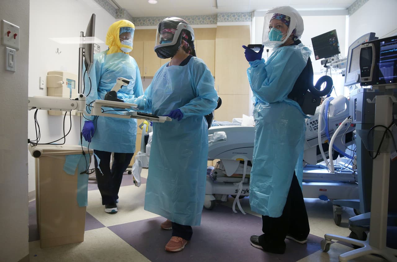 Personal médico atendía a un paciente de coronavirus en un hospital de El Centro, California, en el año 2020.