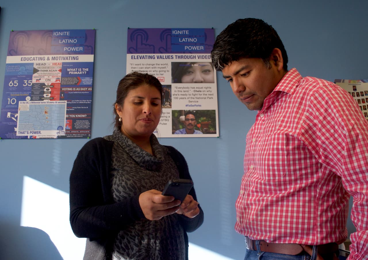 Maria Hadley y Jesus Altamirano, miembros de Generation Latino, quienes trabajan para atraer a los millenials a las urnas.