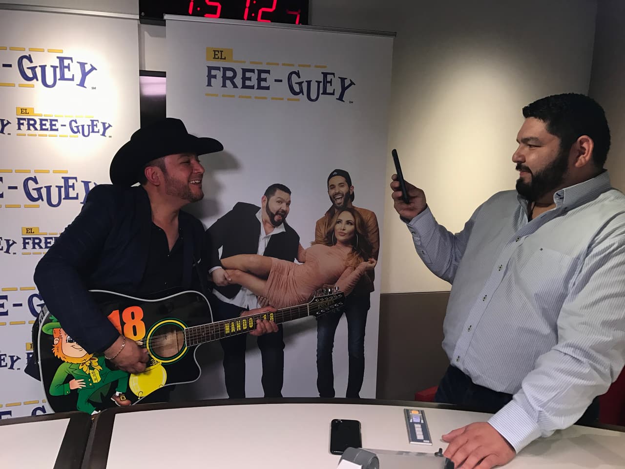 El Compa Ivan, El Tambochi y La Bronca se tomaron fotos, cantaron y hablaron de todo un poco con el compositor sinaloense.