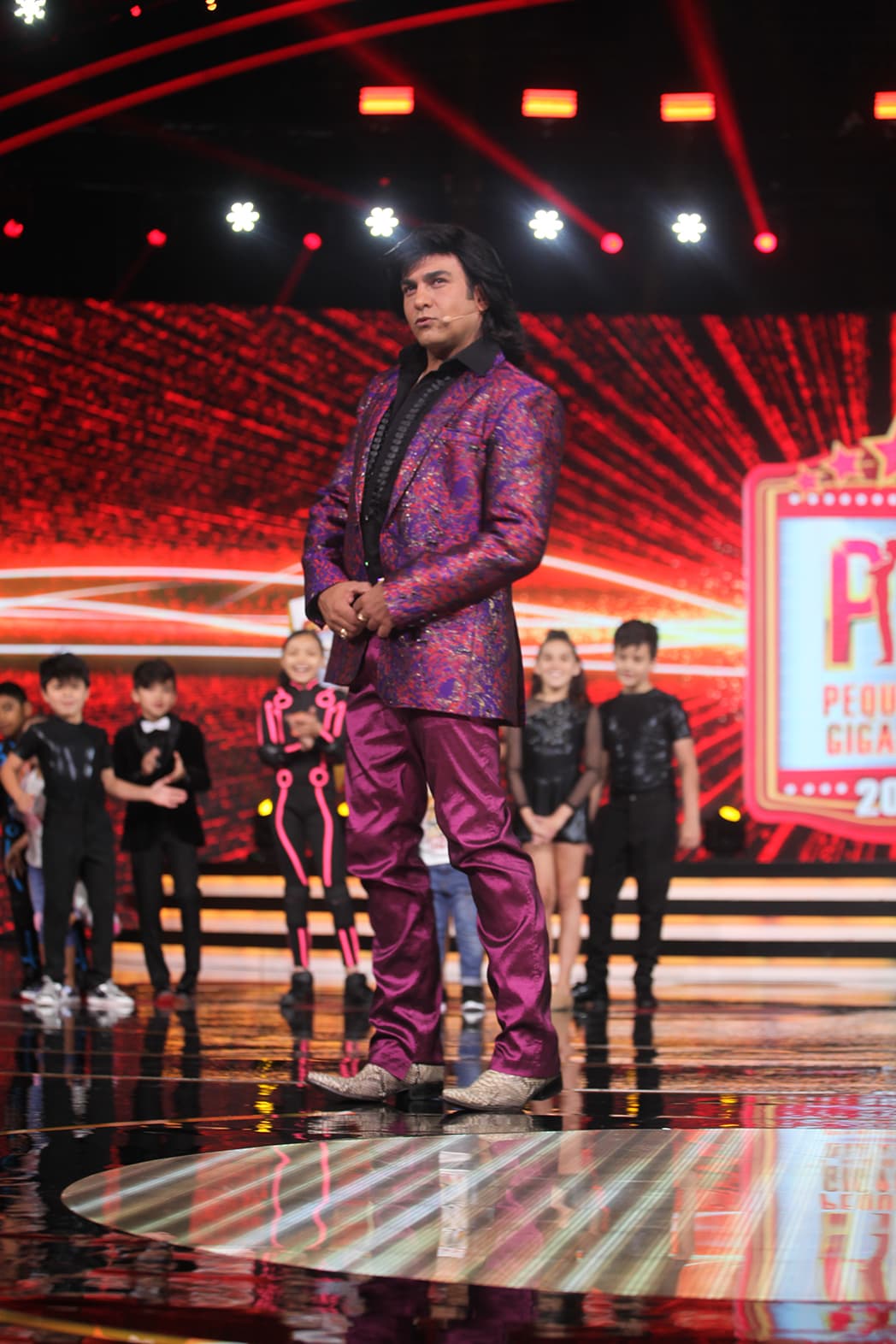 Albertano optó por llevar calzado cómodo y extravagante, como fueron estas botas de pico en tono nude.