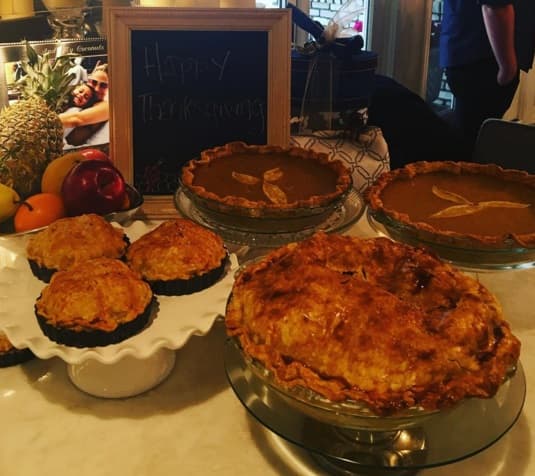 ¿Quién se deleitó el paladar con estos manjares? Nada más y nada menos que Jennifer Lopez, quien dio gracias compartiendo esta linda foto. "Dando gracias hoy y cada día por todo el amor y la bondad en mi vida. Deseando paz y amor en todo el mundo. #HAPPYTHANKSGIVING #GRATITUDE #LOVE".