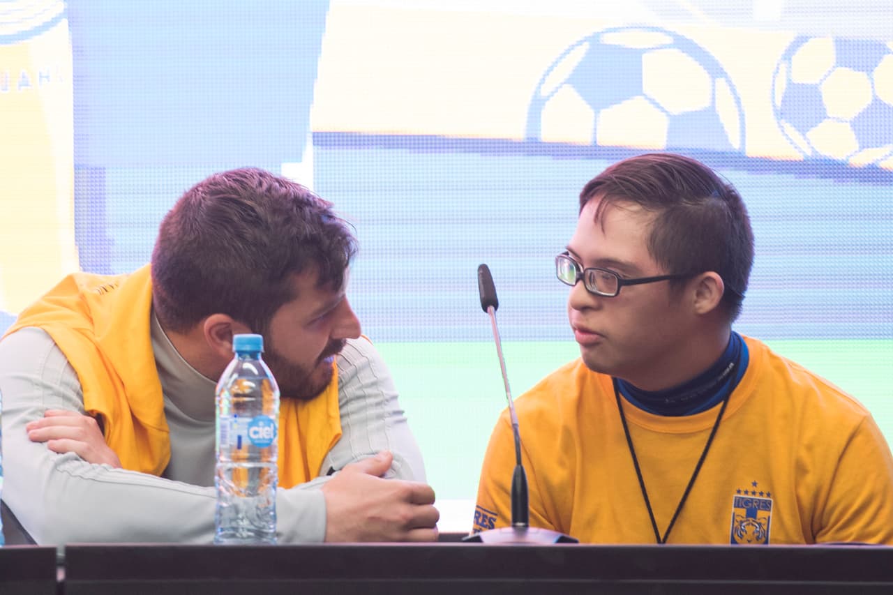 El francés Andre-Pierre Gignac y el colombiano Francisco Meza, ambos lesionados, compartieron con fanáticos de Tigres UANL en Nuevo León, previo al partido del equipo contra Chivas de Guadalajara.