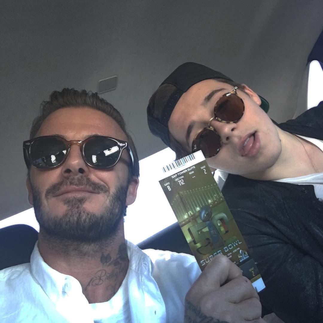 David y Brooklyn Beckham preparados para vibrar con el Super Bowl.