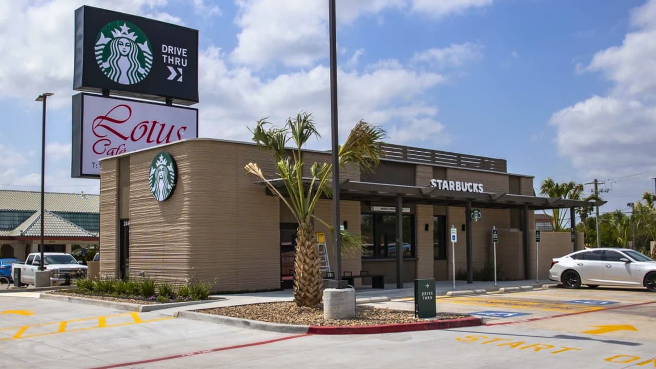 Starbucks abrió en Brownsville, Texas, su primera tienda impresa en 3D en Estados Unidos. El local es solo drive-thru y fue construido por un brazo robótico que colocó concreto capa por capa. Su diseño compacto y ondulado marca un nuevo paso en la innovación comercial.