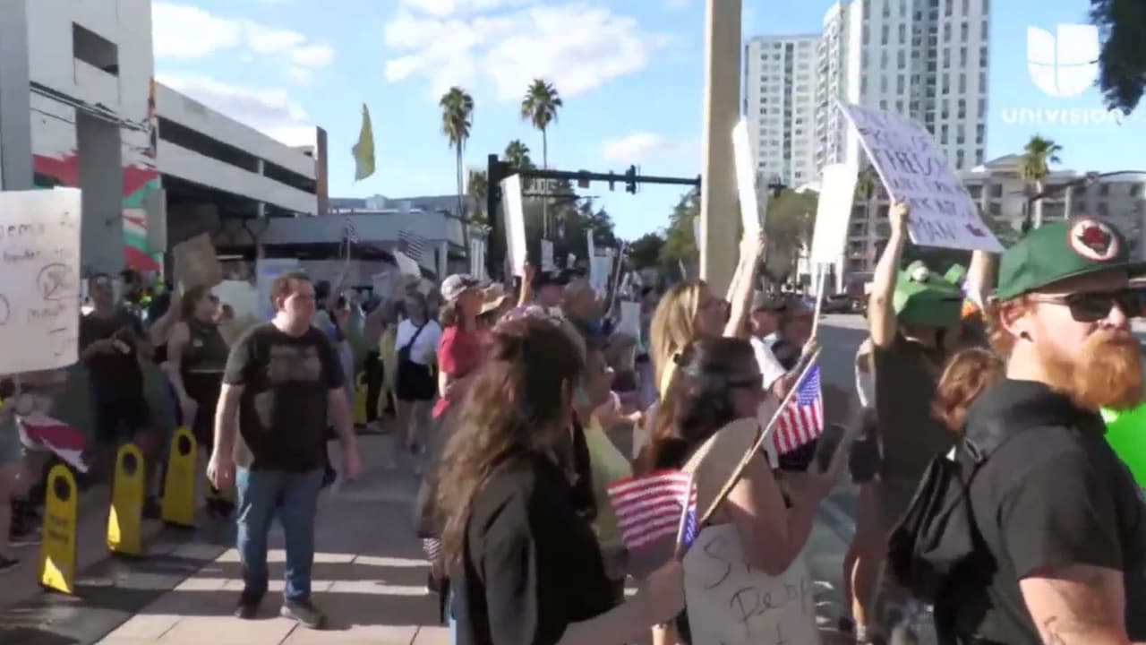 <b>Disfraces y símbolos coloridos</b>: manifestantes utilizan disfraces inflables y mariposas dibujadas en pancartas, representando libertad, democracia y esperanza frente al autoritarismo.