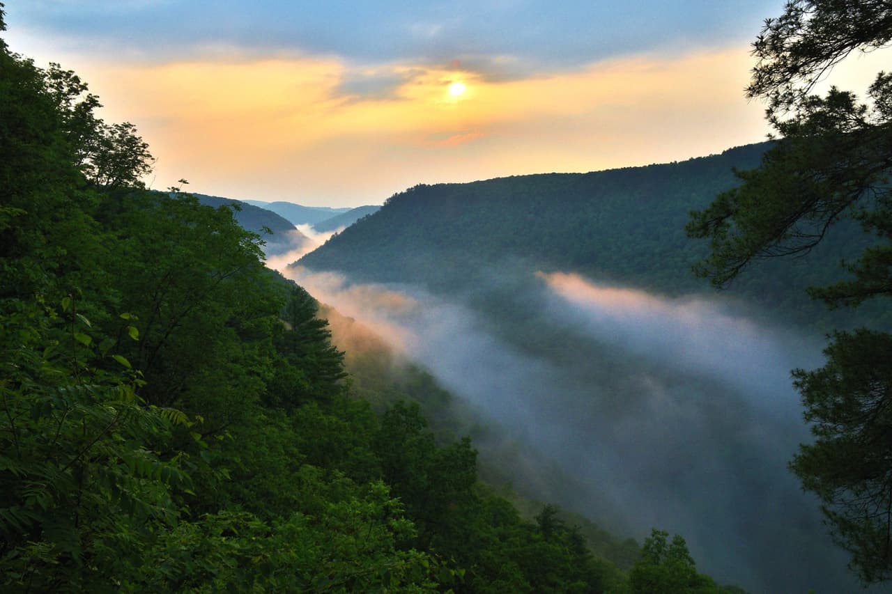 <b>Wellsboro</b>. Wellsboro -en el norte de Pensilvania- te ofrece muchas oportunidades para la aventura al aire libre. Trae tus bicicletas para que puedas recorrer el Pine Creek Rail Trail y disfrutar de la belleza natural del condado de Tioga. El Gran Cañón de Pensilvania es una visita obligada. Disfruta también de las impresionantes vistas desde Colton Point en el borde oeste y Leonard Harrison en el borde fácil.
<br>
<br>
<b><a href="https://goo.gl/maps/nVvAyLcPBpzSBDp46">Cómo llegar</a></b>