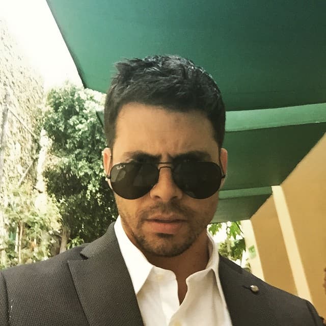 Antes de entrar en el mundo de la actuación, estudiaba Ingeniería Industrial, pero los reflectores ya lo esperaban. Su madre es maestra de literatura y su padre ha trabajado como veterinario, karateka y analista de sistemas. ¿Lo sabías?