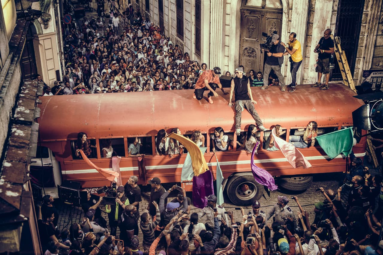 Este alegre y pegajoso tema te hará vibrar al ritmo de Enrique Iglesias, Descember Bueno y Zion & Lenox.