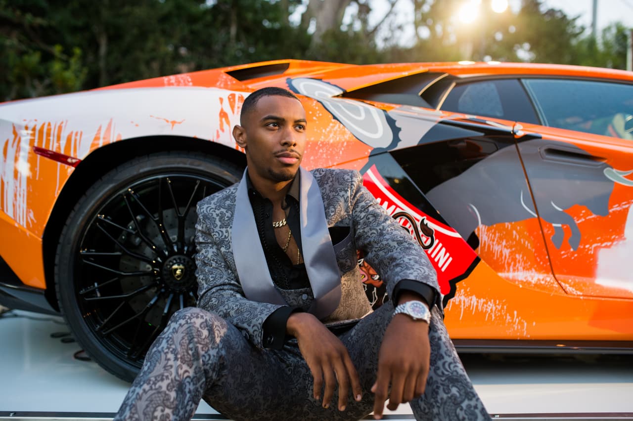 Skyler Grey junto al Lamborghini Aventador S durante la Semana del Automóvil de Monterey 2019.