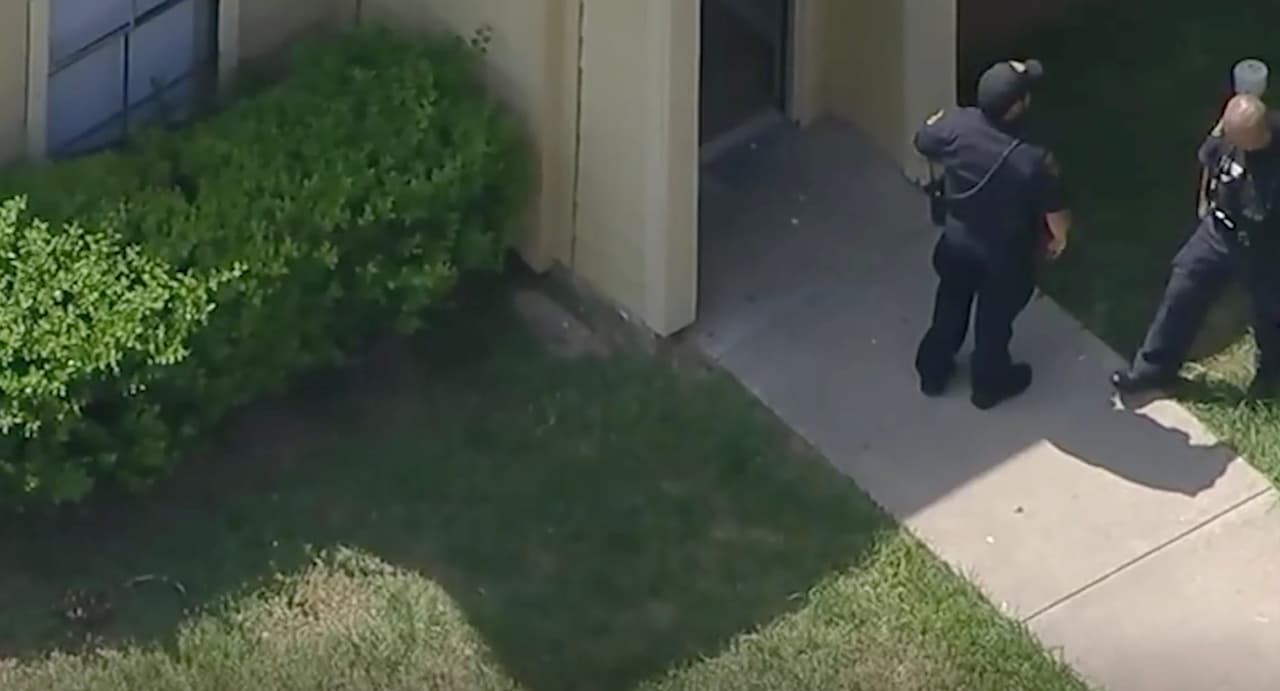 Los oficiales llegaron al apartamento, tocaron la puerta y al abrirles, se dieron cuenta que adentro habían más de una decena de personas viviendo en condiciones deplorables, según dijeron en rueda de prensa.
<br>