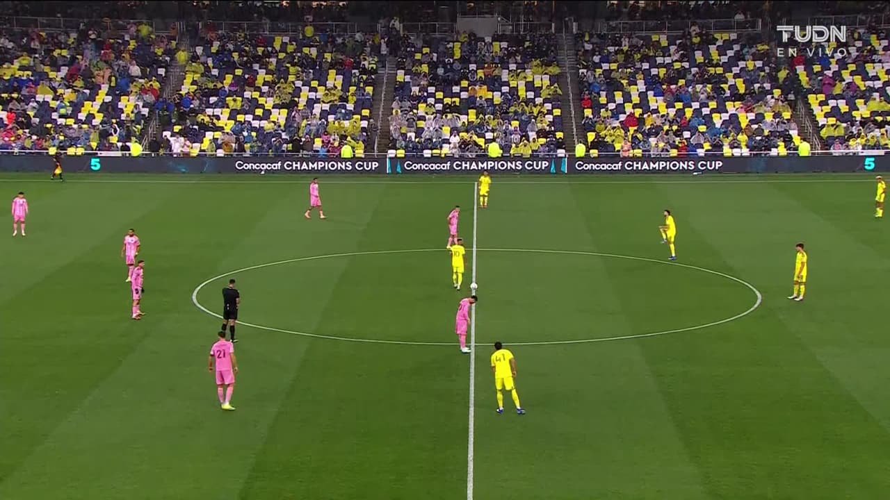Arranca el partido y la pelota está en juego.