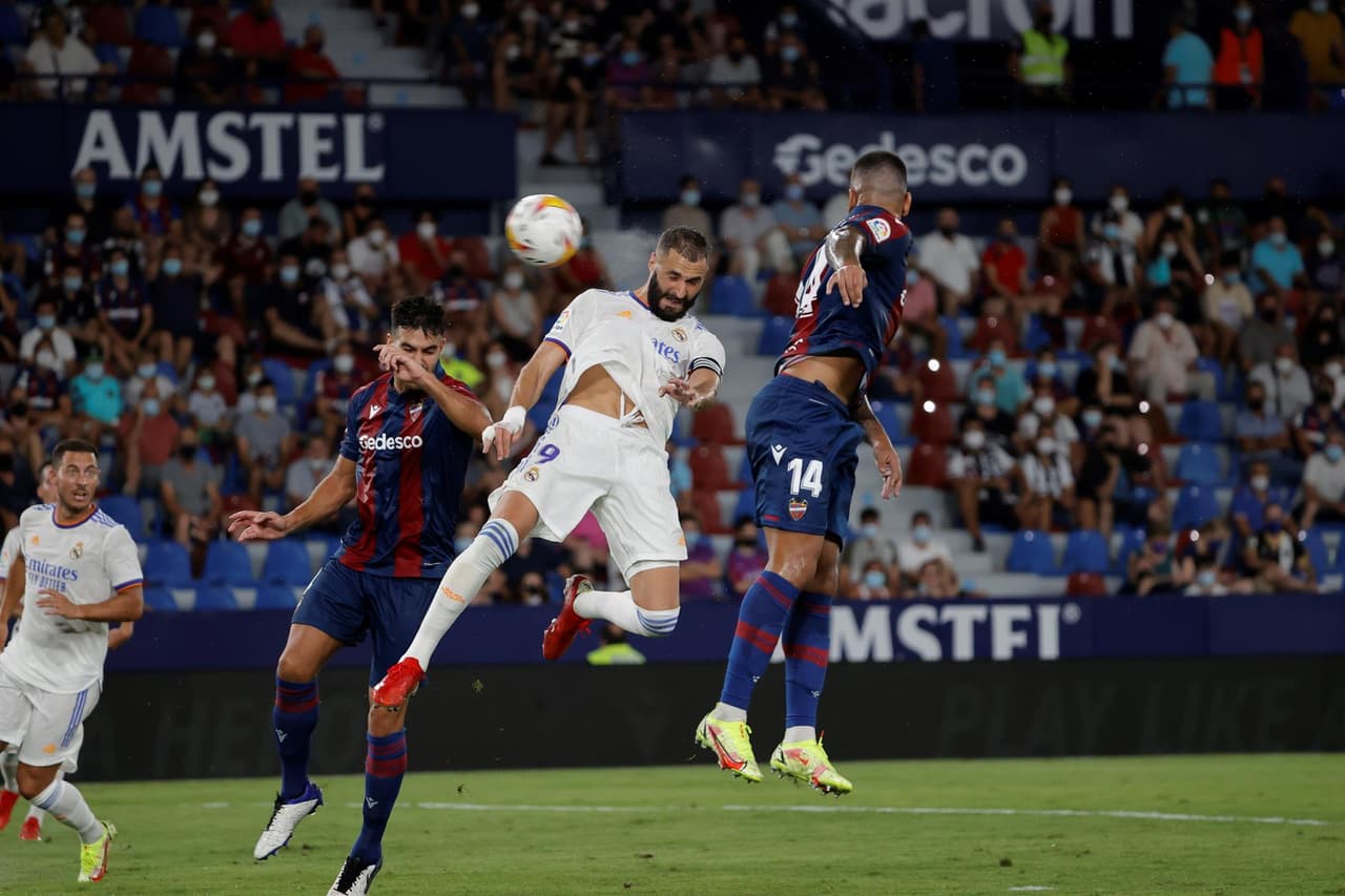 El Real Madrid logra empatar el encuentro 3-3 tras ir perdiendo ante el Levante, durante la segunda Jornada de LaLiga. Roger Marti, José Gomez Campaña y Roberto Suarez Pie fueron autores de los goles de la escuadra de los 'granotes', sin embargo, Bale y el doblete de Vinicius Jr. igualaron marcador y salvaron un punto.