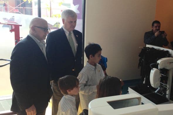 Niños, jóvenes y adultos quedaron impresionados con los aparatos y los programas tan divertidos que ofrece Teleton.