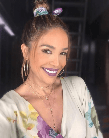 O qué tal en un chongo, y dale una vista completamente diferente colocándole una coqueta cinta alrededor.